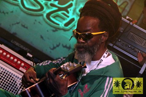 Earl Chinna Smith (Jam) feat. The Inna De Yard All-Stars 16. Reggae Jam Festival - Bersenbrueck 01. August 2010 (8).JPG